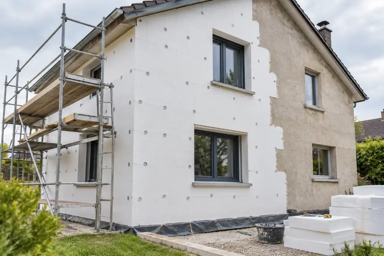 Maison en cours d'isolation par l'extérieur, panneaux blancs posés